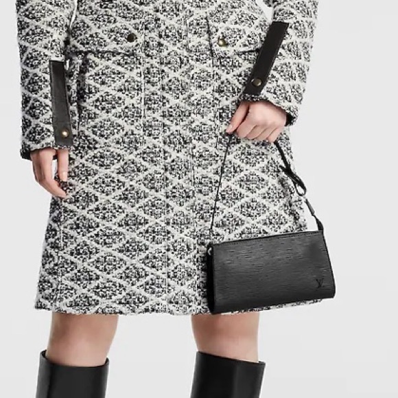 Authentic Louis Vuitton Epi Pochett - Picture 2 of 5